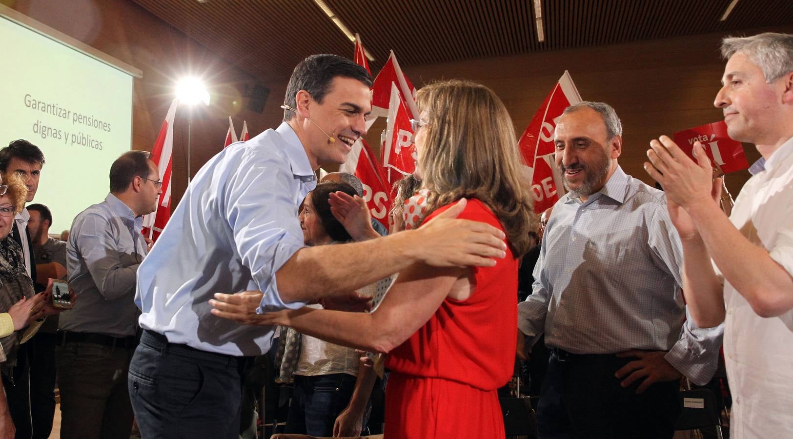 Besos, gestos y peticiones a Pedro Sánchez después de su mitin en Logroño