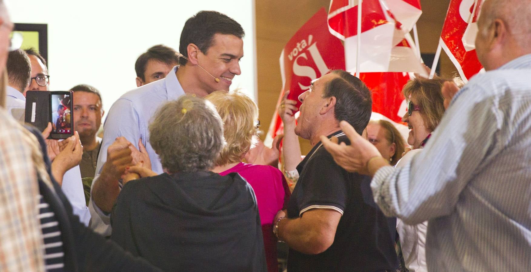 Besos, gestos y peticiones a Pedro Sánchez después de su mitin en Logroño