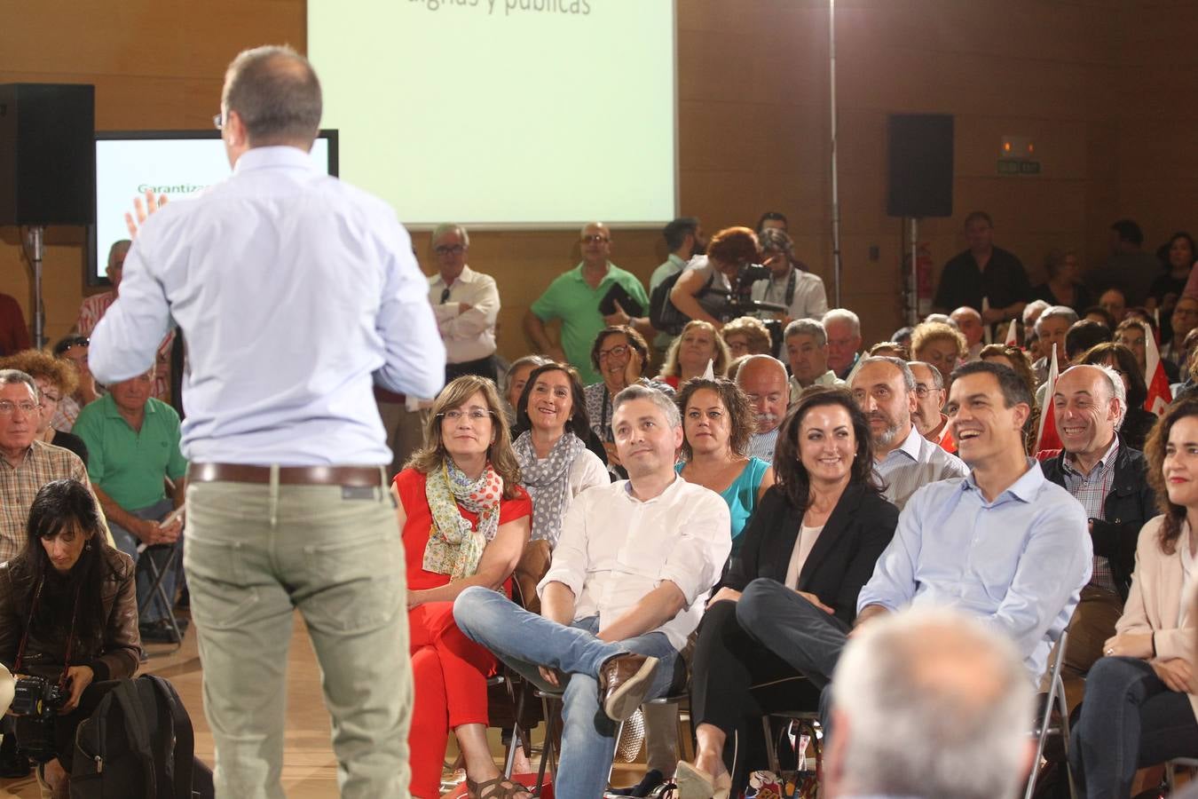 Besos, gestos y peticiones a Pedro Sánchez después de su mitin en Logroño