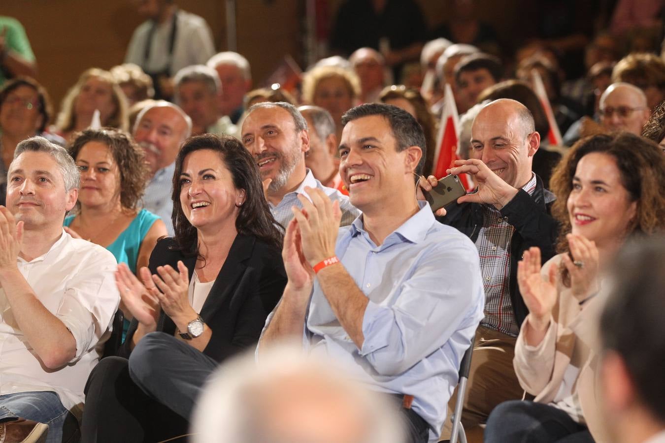 Besos, gestos y peticiones a Pedro Sánchez después de su mitin en Logroño