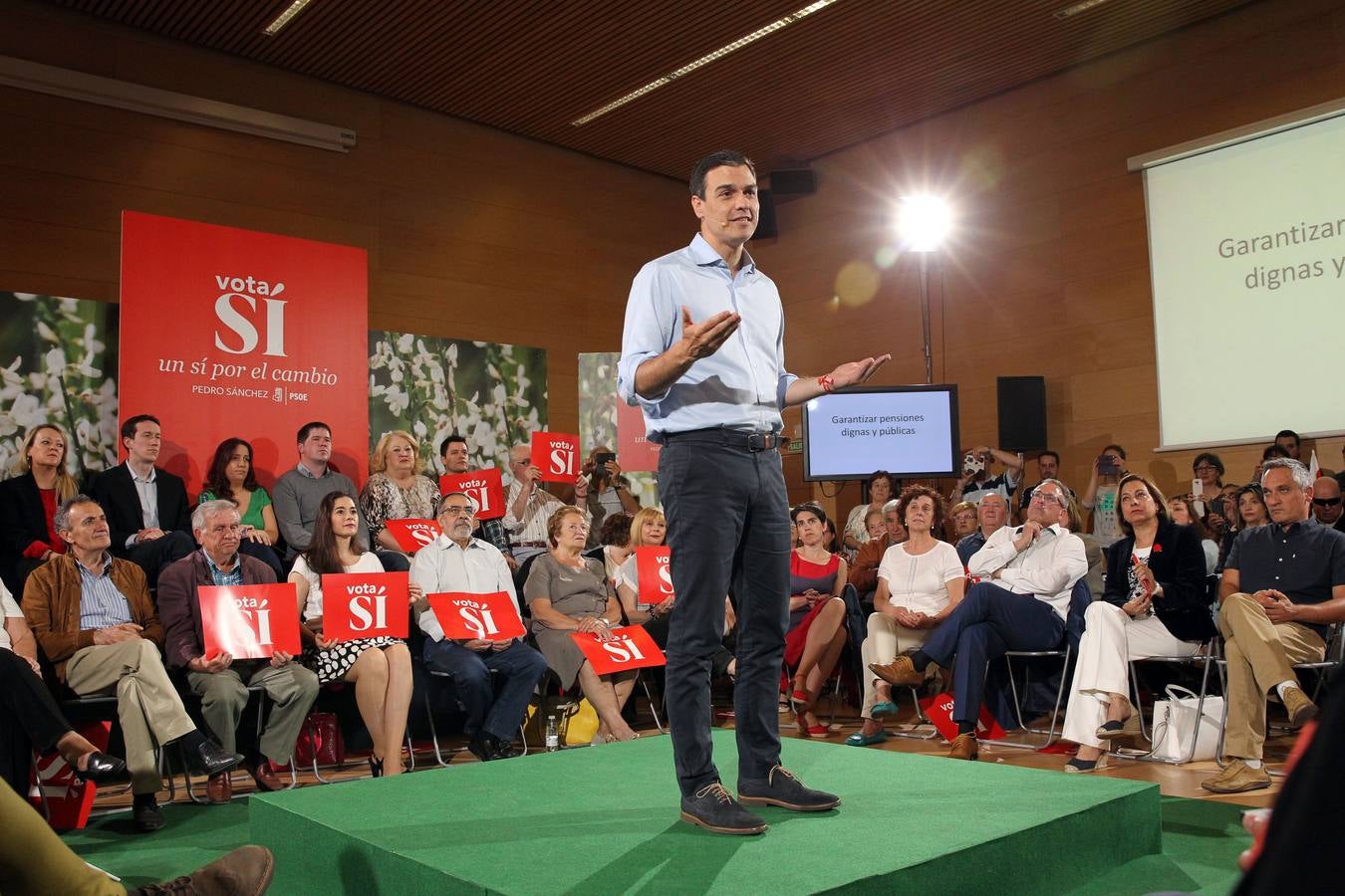 Besos, gestos y peticiones a Pedro Sánchez después de su mitin en Logroño