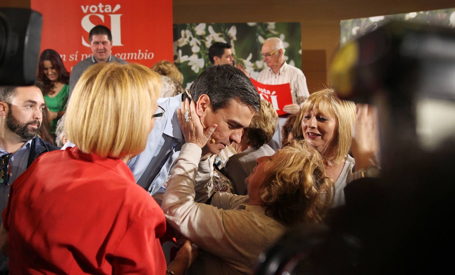 Besos, gestos y peticiones a Pedro Sánchez después de su mitin en Logroño