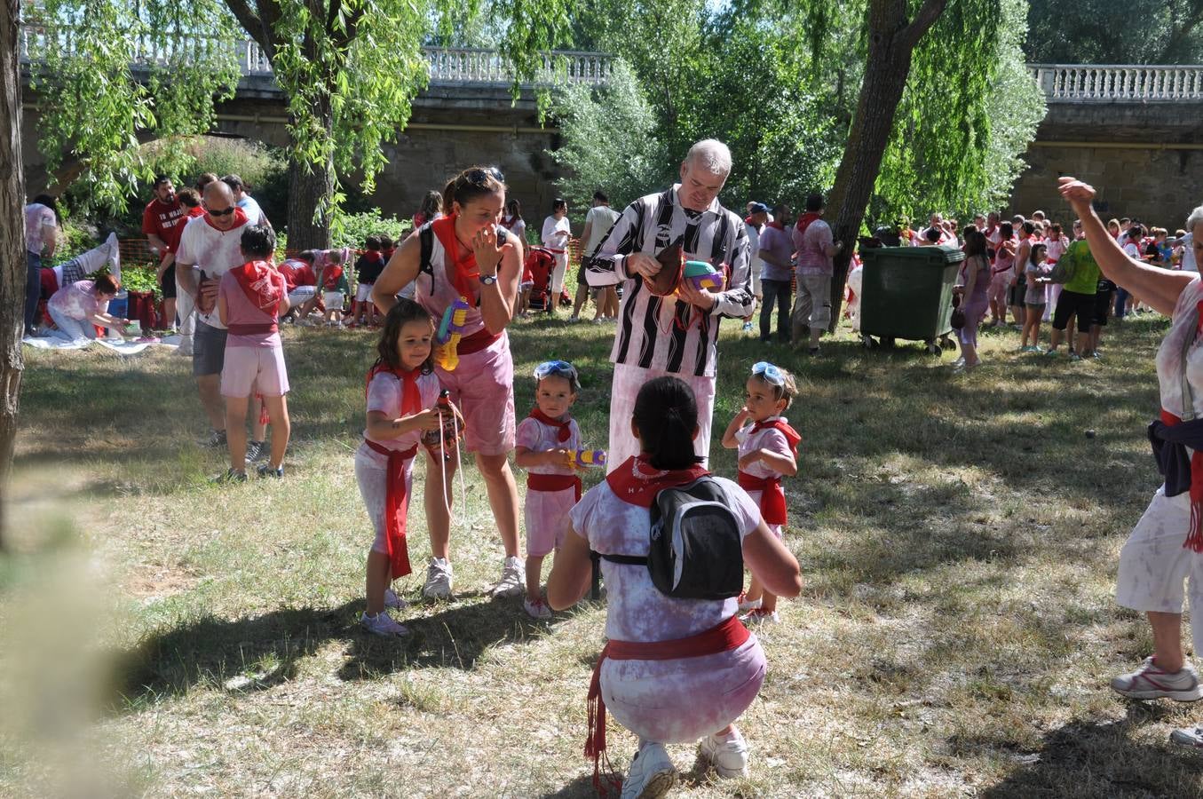 Los niños disfrutan de la Batalla del Vino Infantil