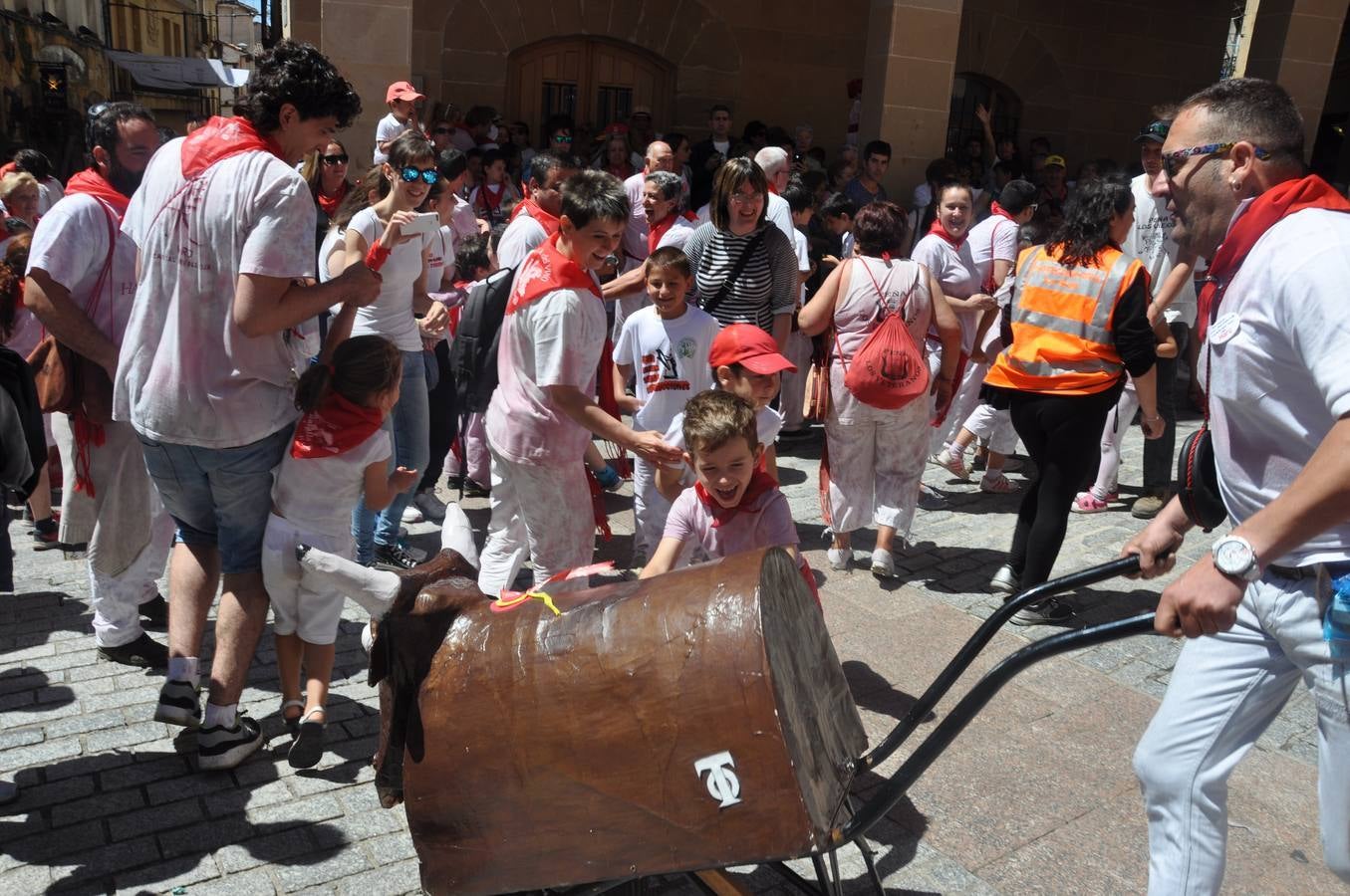 Los niños disfrutan de la Batalla del Vino Infantil