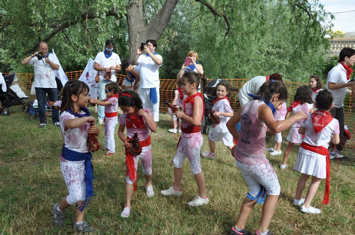 Los niños disfrutan de la Batalla del Vino Infantil