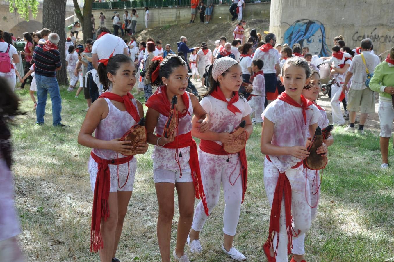 Los niños disfrutan de la Batalla del Vino Infantil