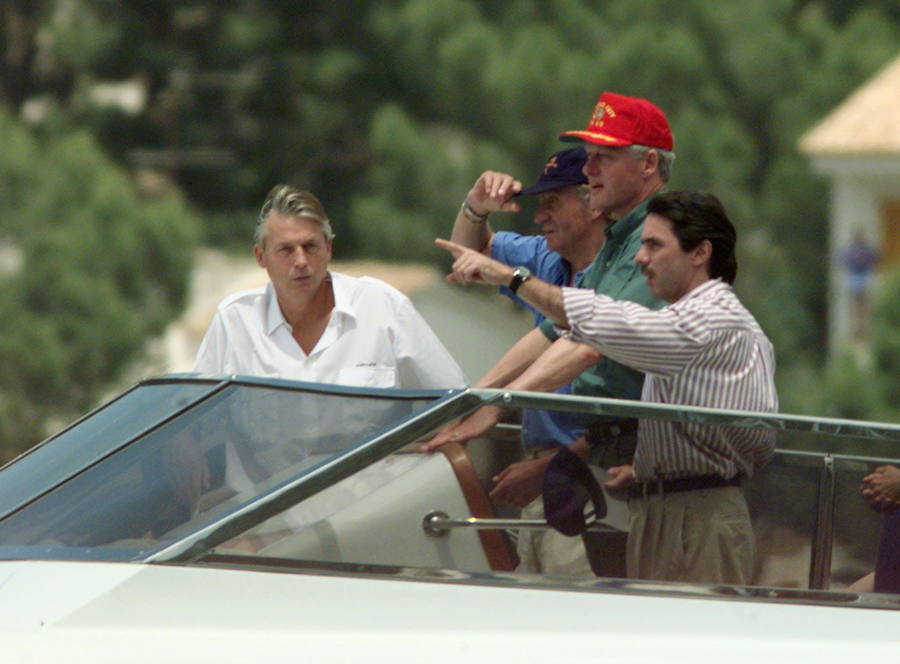 Bill Clinton navega por las aguas de Mallorca en compañía del rey Juan Carlos I y del presidente Aznar.