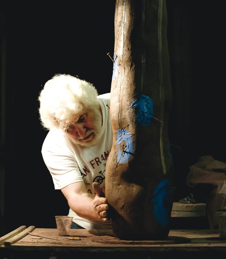 Cristóbal Gabarrón terminando una de sus esculturas.