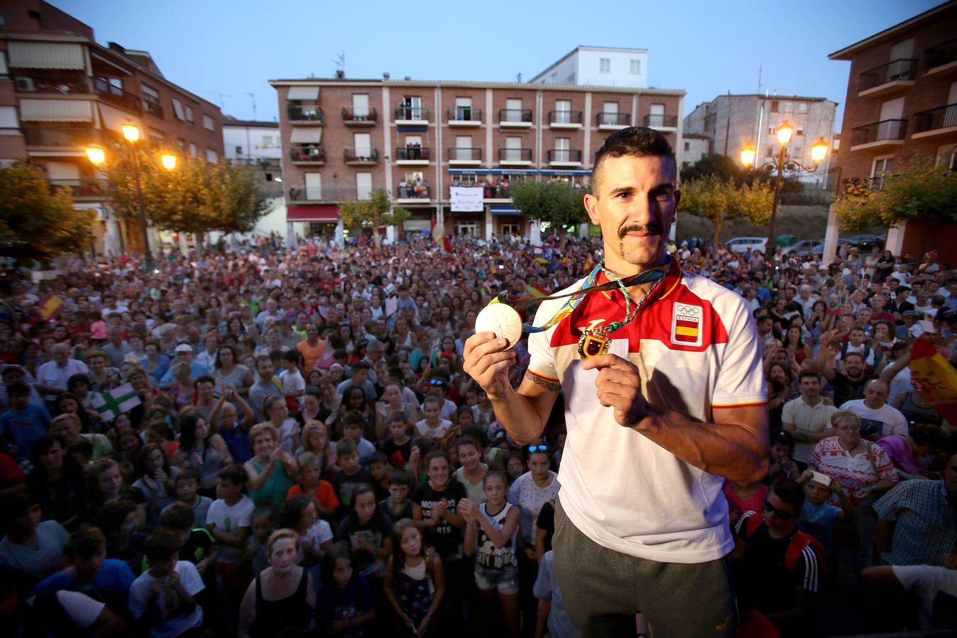 Carlos Coloma llega a casa