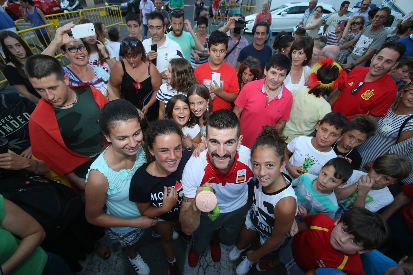 Carlos Coloma llega a casa