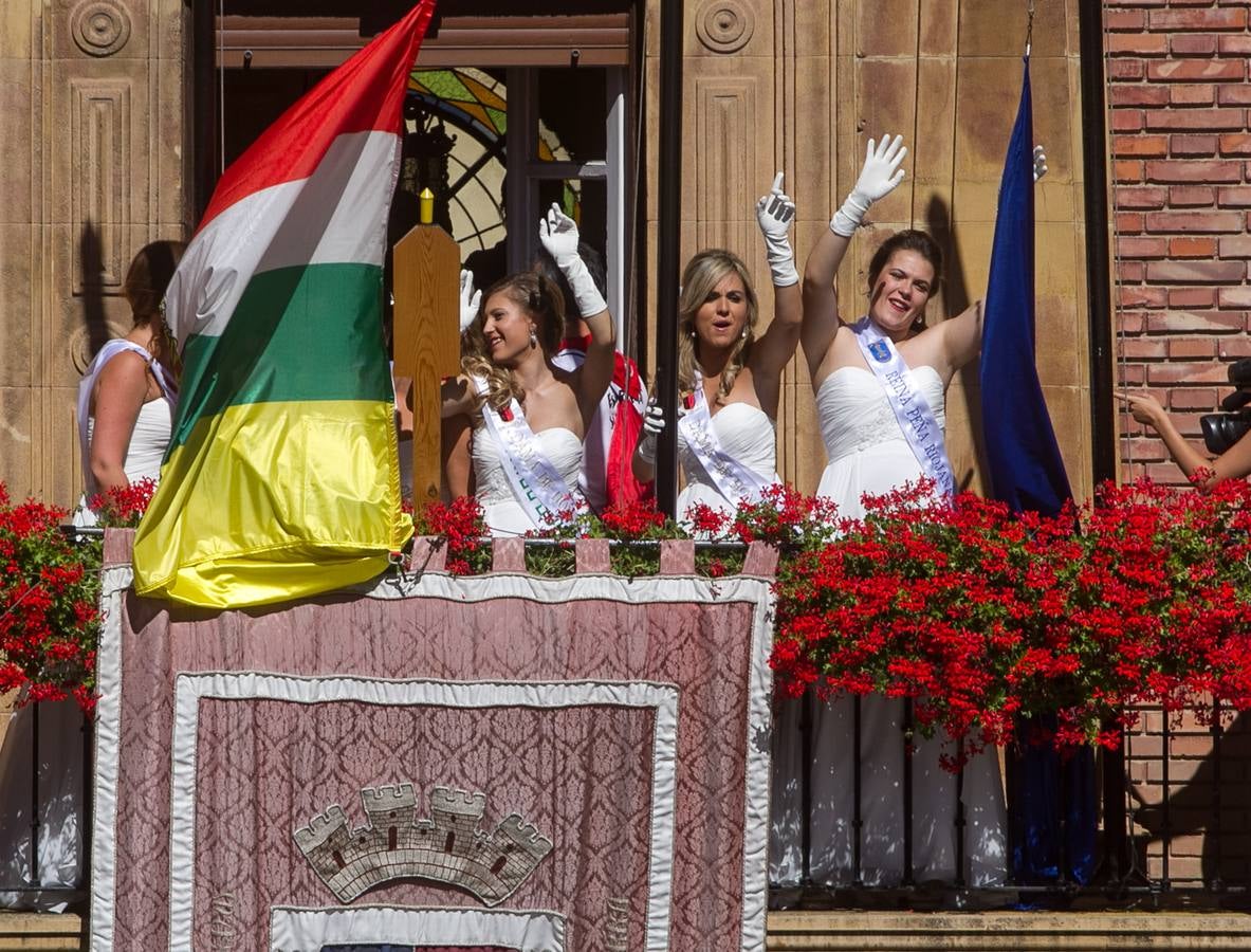 Ambiente de fiestas en (y desde) el balcón del Ayuntamiento de Calahorra