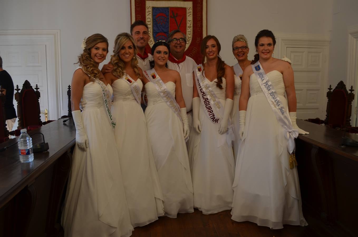 Ambiente de fiestas en (y desde) el balcón del Ayuntamiento de Calahorra