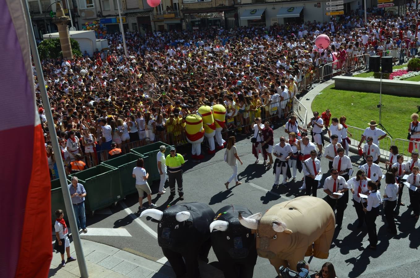 Ambiente de fiestas en (y desde) el balcón del Ayuntamiento de Calahorra