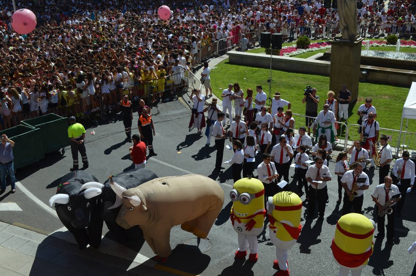 Ambiente de fiestas en (y desde) el balcón del Ayuntamiento de Calahorra