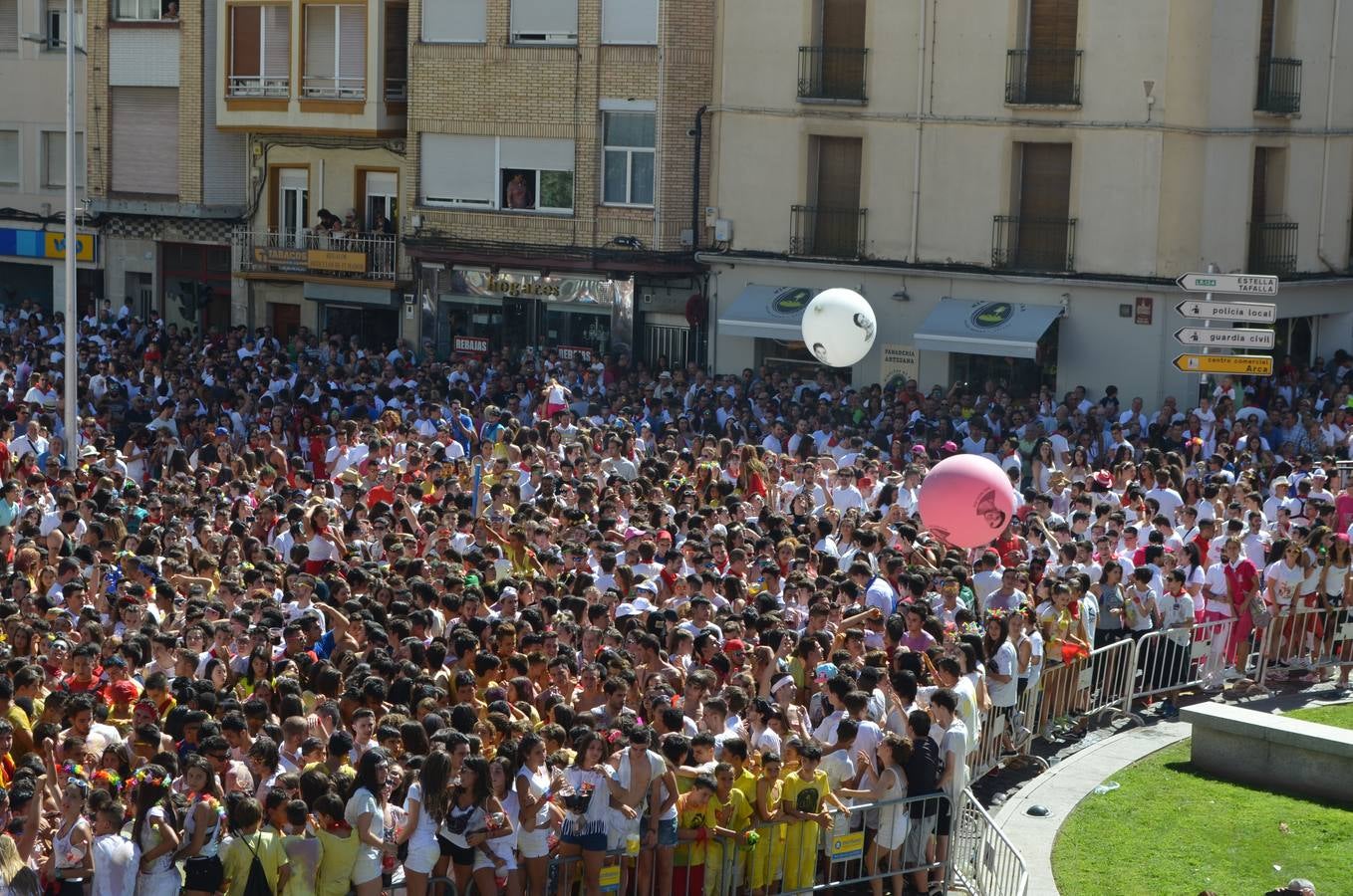 Ambiente de fiestas en (y desde) el balcón del Ayuntamiento de Calahorra