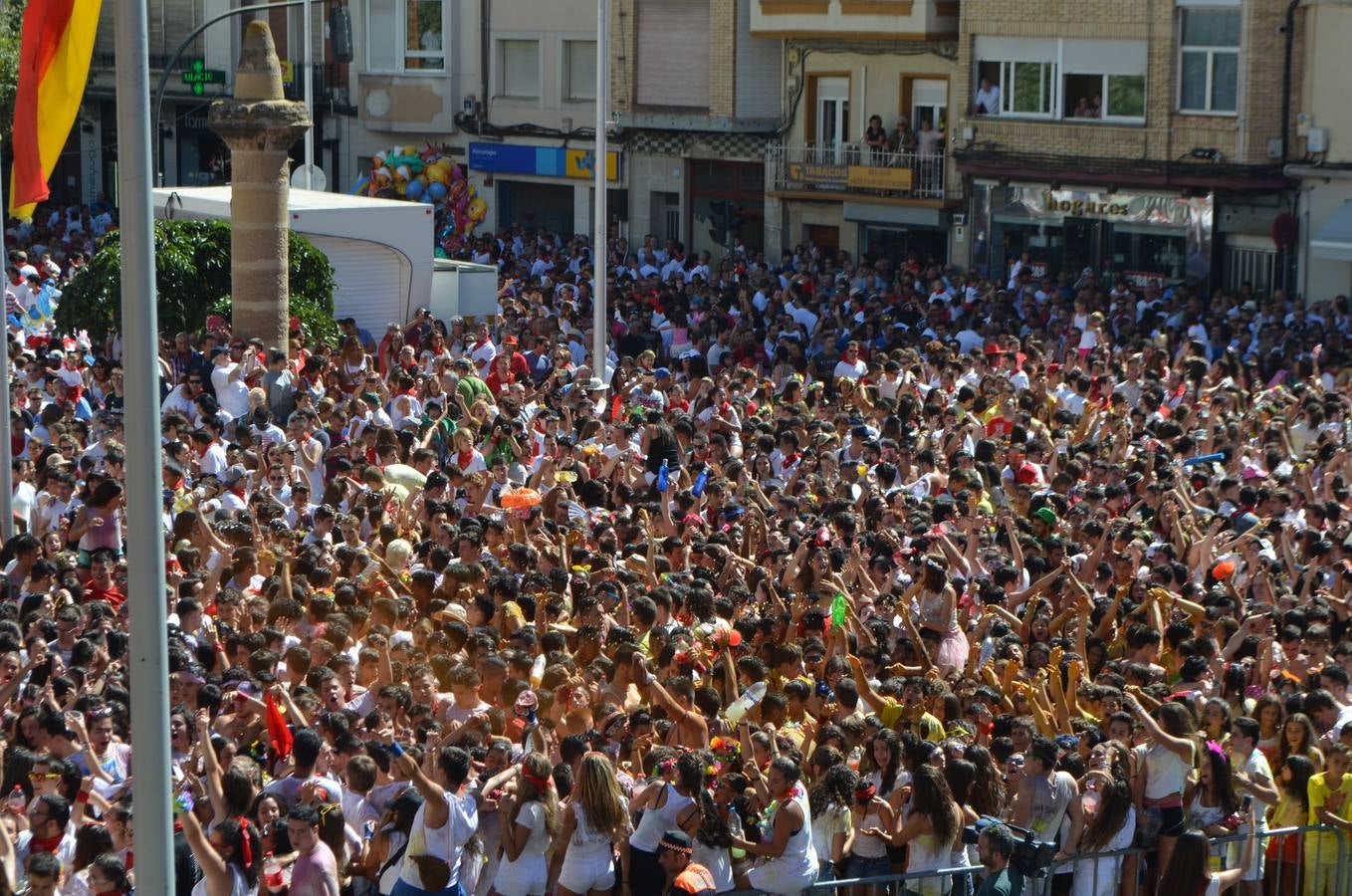 Ambiente de fiestas en (y desde) el balcón del Ayuntamiento de Calahorra