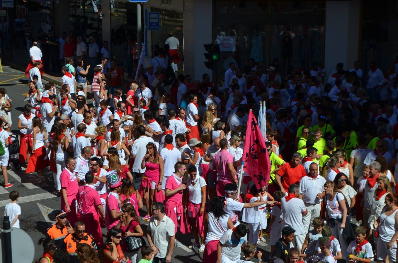 Ambiente de fiestas en (y desde) el balcón del Ayuntamiento de Calahorra