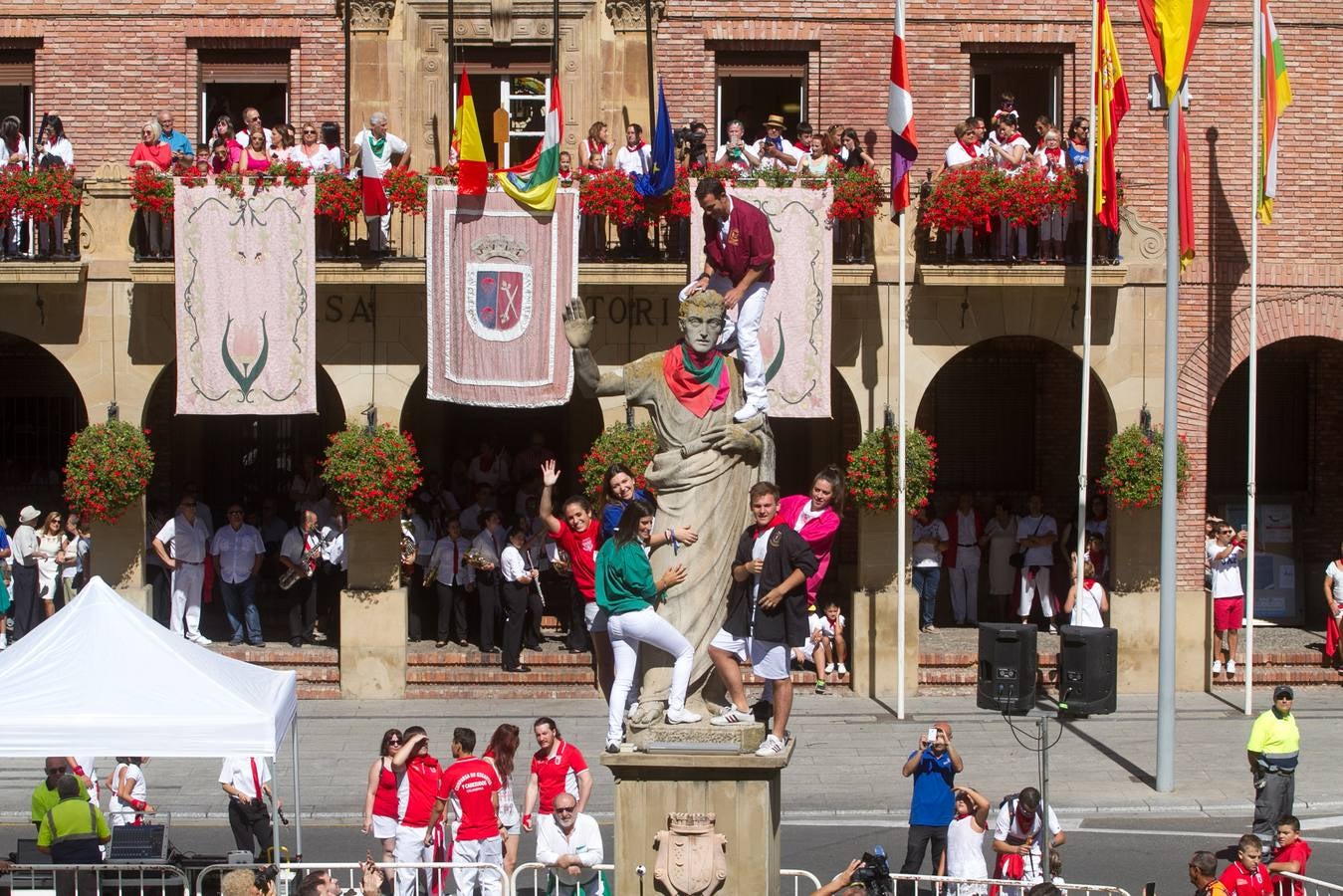 Ambiente de fiestas en (y desde) el balcón del Ayuntamiento de Calahorra