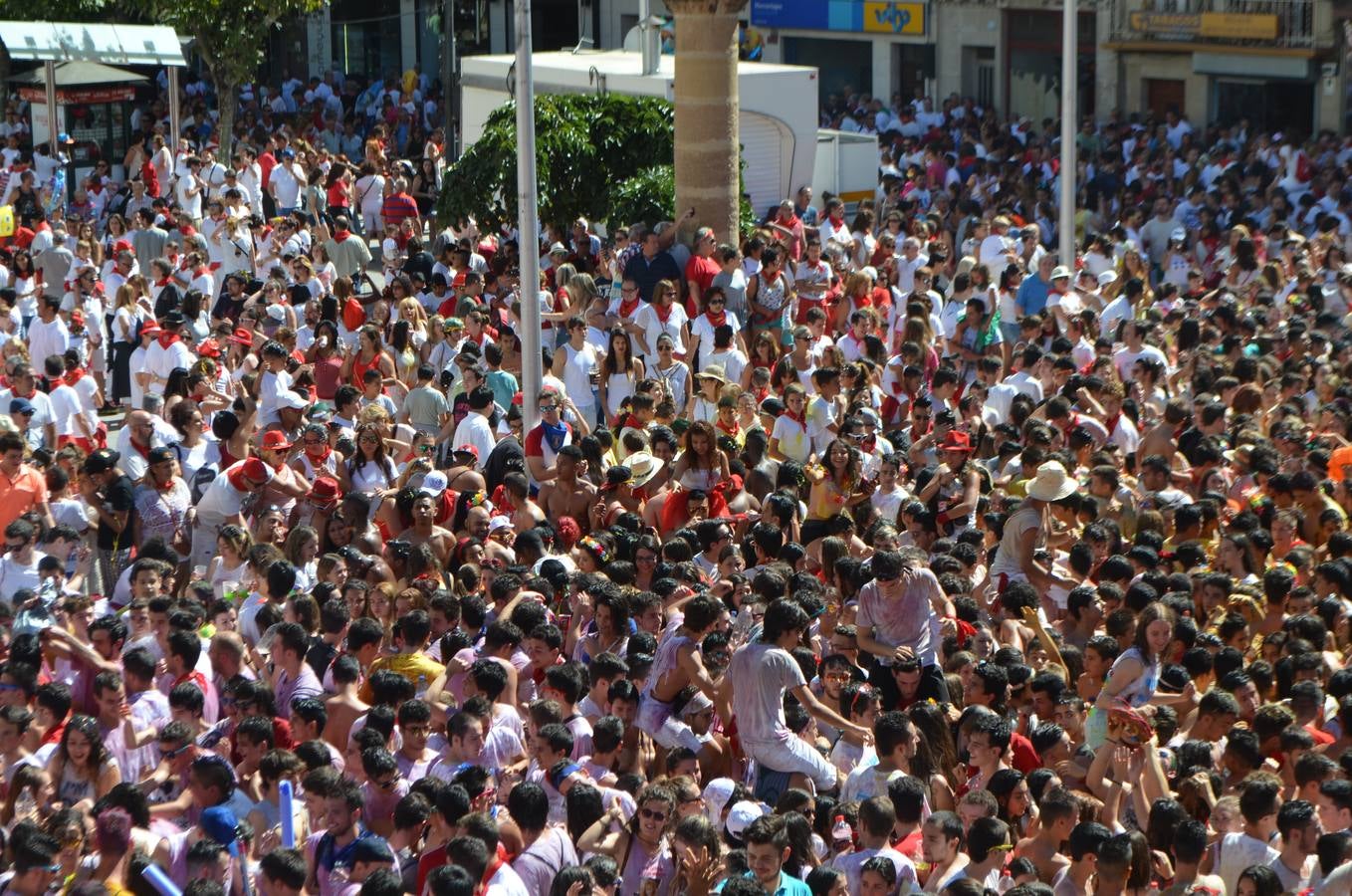 Ambiente de fiestas en (y desde) el balcón del Ayuntamiento de Calahorra