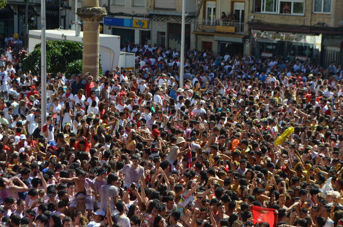 Ambiente de fiestas en (y desde) el balcón del Ayuntamiento de Calahorra