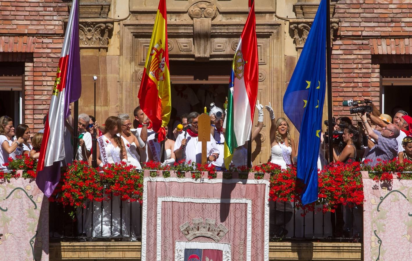 Ambiente de fiestas en (y desde) el balcón del Ayuntamiento de Calahorra