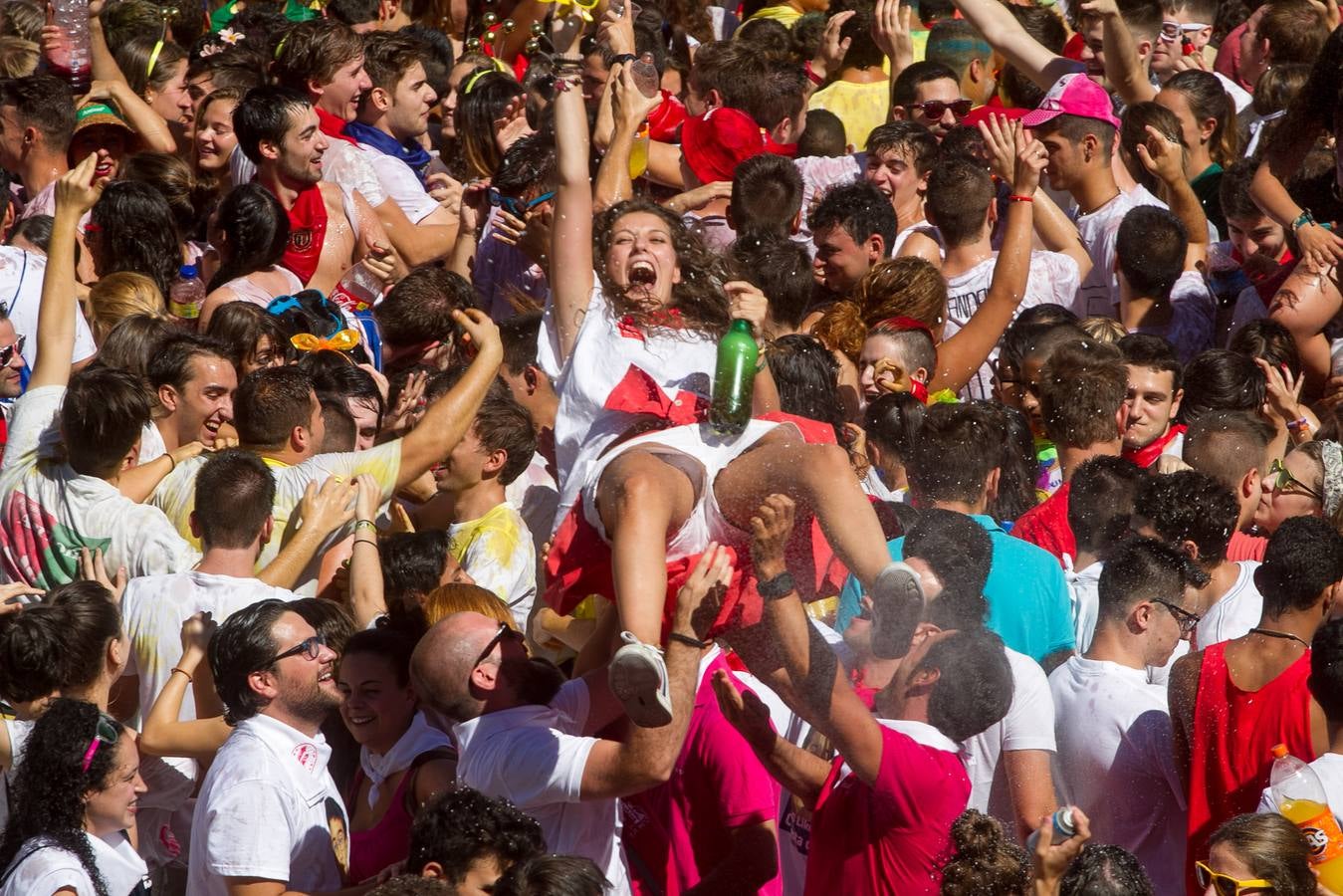 Ambiente de fiestas en (y desde) el balcón del Ayuntamiento de Calahorra