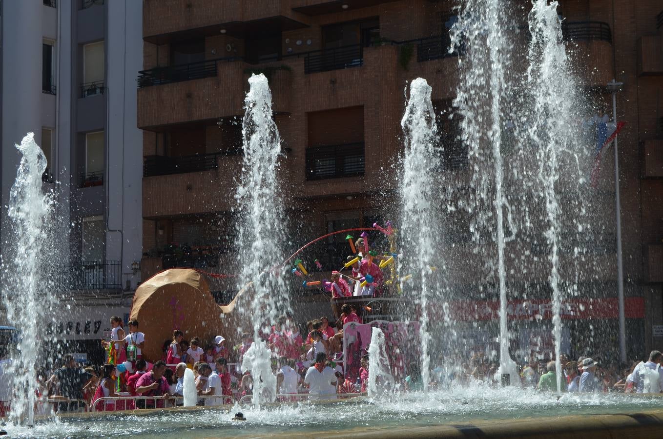 Las carrozas desfilan y concursan en las fiestas de Calahorra