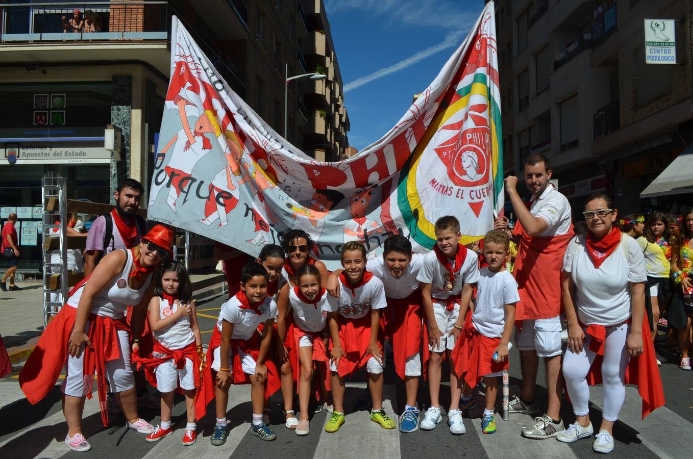 Las carrozas desfilan y concursan en las fiestas de Calahorra