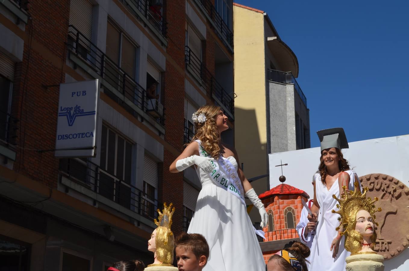 Las carrozas desfilan y concursan en las fiestas de Calahorra