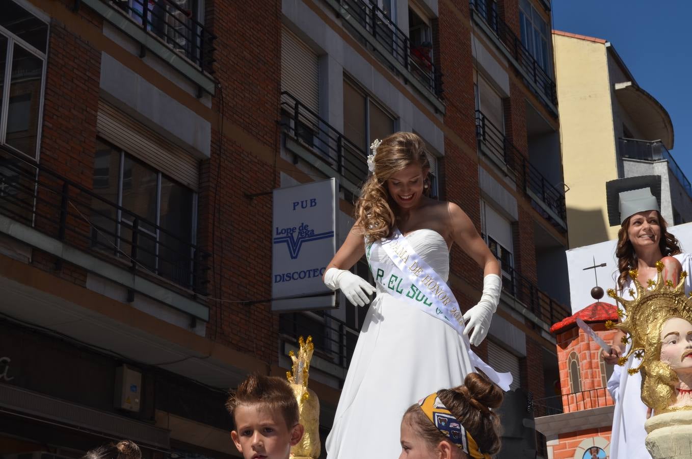 Las carrozas desfilan y concursan en las fiestas de Calahorra