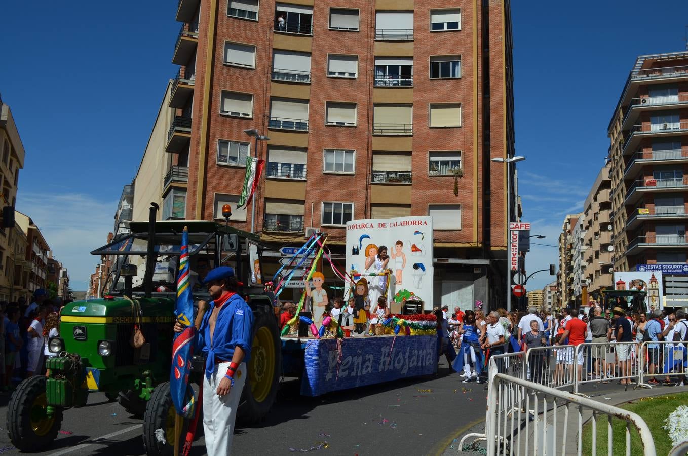 Las carrozas desfilan y concursan en las fiestas de Calahorra