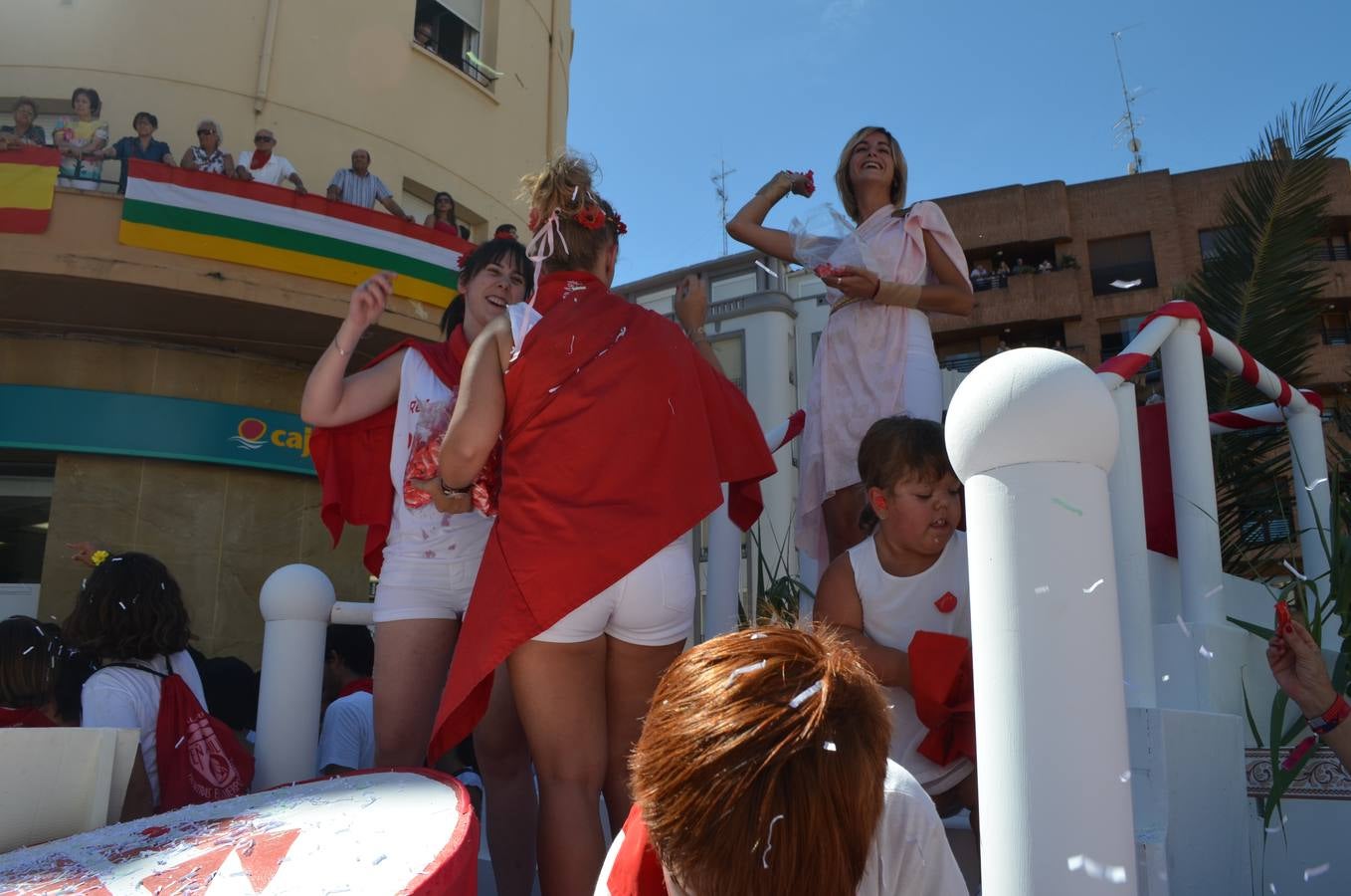 Las carrozas desfilan y concursan en las fiestas de Calahorra