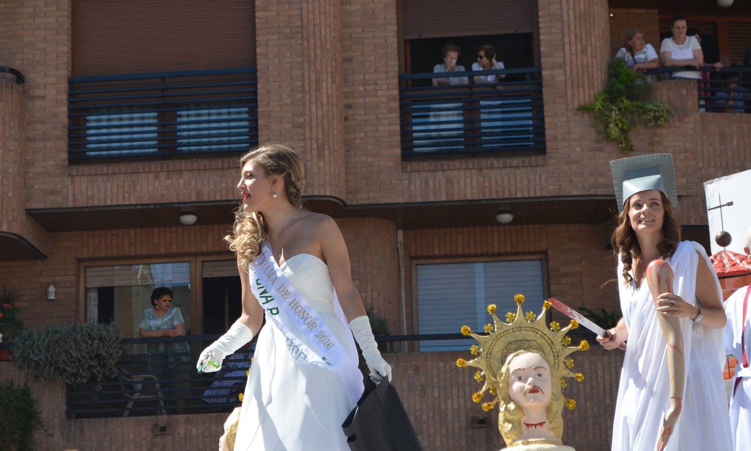 Las carrozas desfilan y concursan en las fiestas de Calahorra