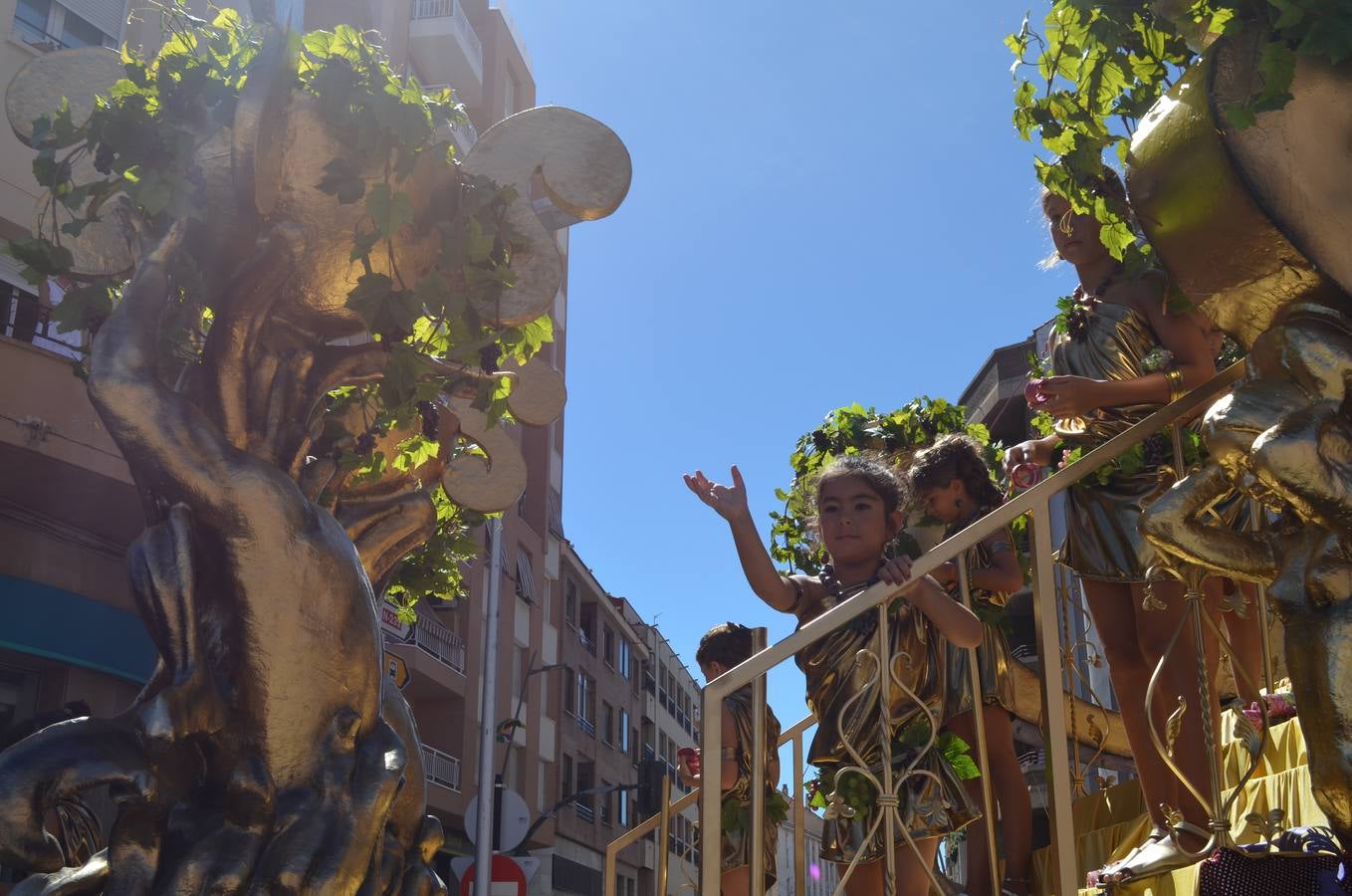 Las carrozas desfilan y concursan en las fiestas de Calahorra