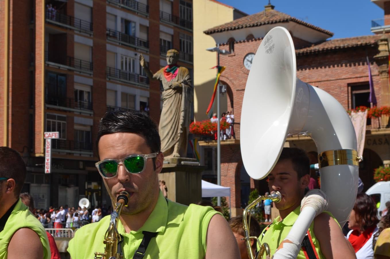 Las carrozas desfilan y concursan en las fiestas de Calahorra