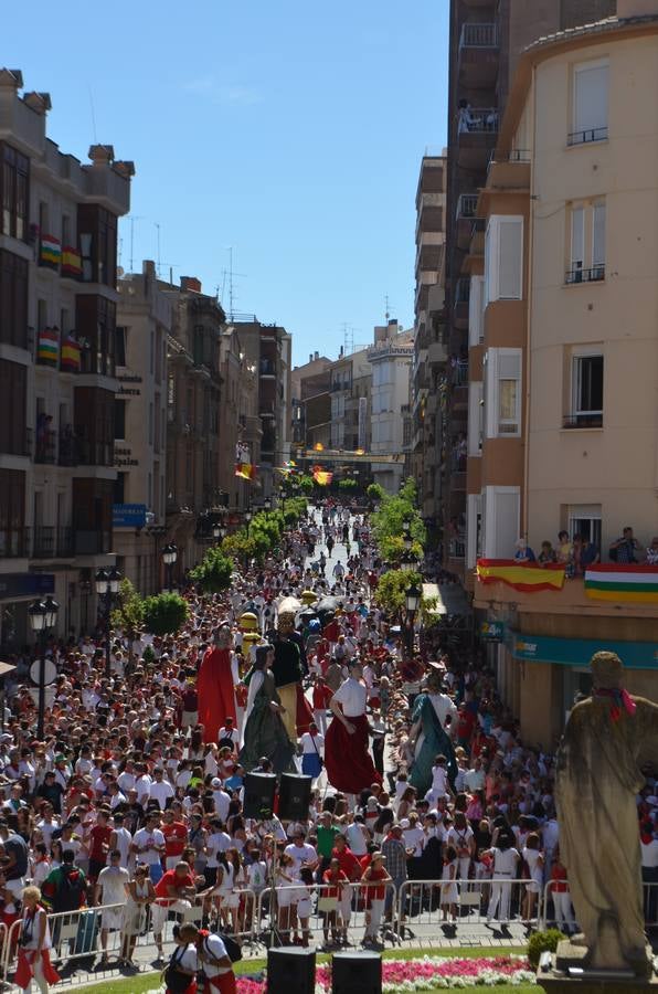 Las carrozas desfilan y concursan en las fiestas de Calahorra