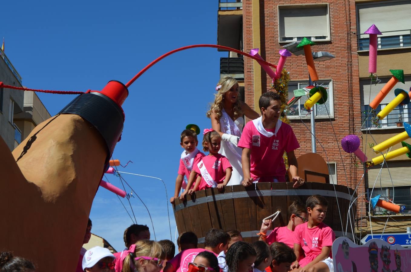 Las carrozas desfilan y concursan en las fiestas de Calahorra