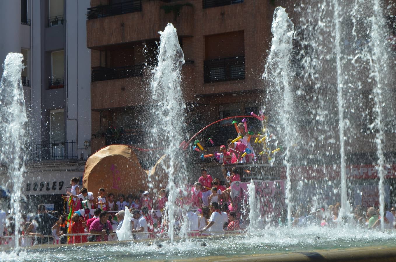 Las carrozas desfilan y concursan en las fiestas de Calahorra