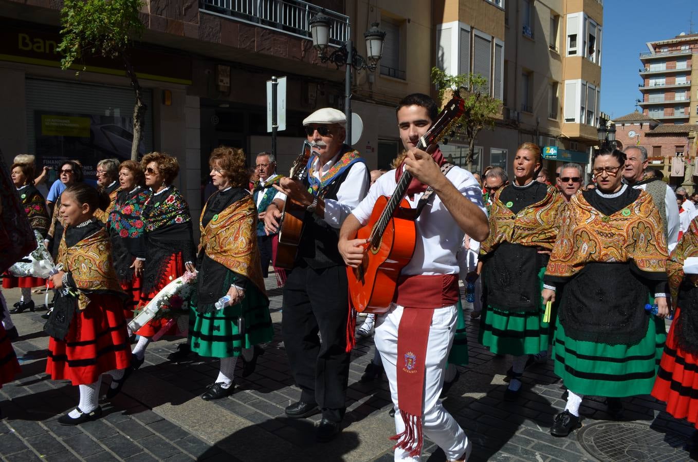 Calahorra se vuelca con la Ofrenda de Flores