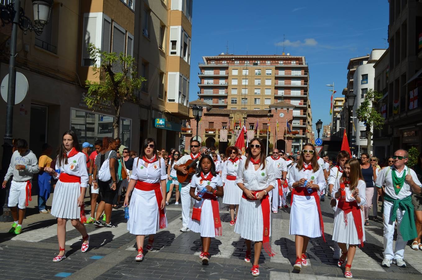 Calahorra se vuelca con la Ofrenda de Flores