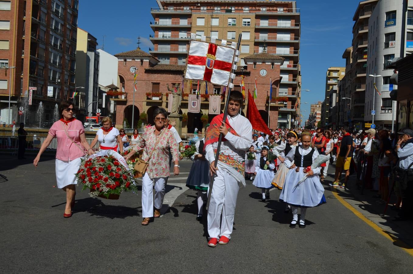 Calahorra se vuelca con la Ofrenda de Flores