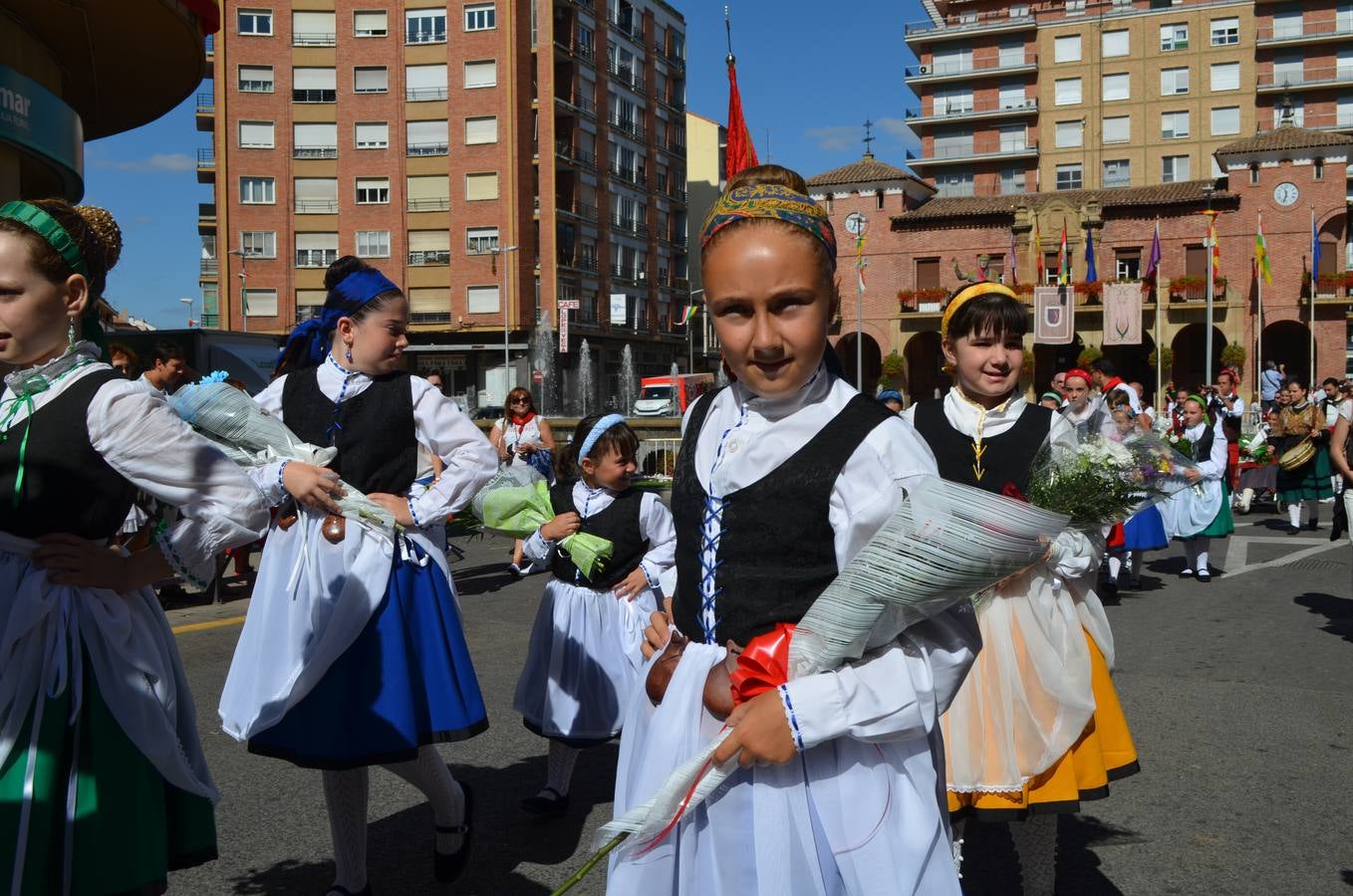 Calahorra se vuelca con la Ofrenda de Flores