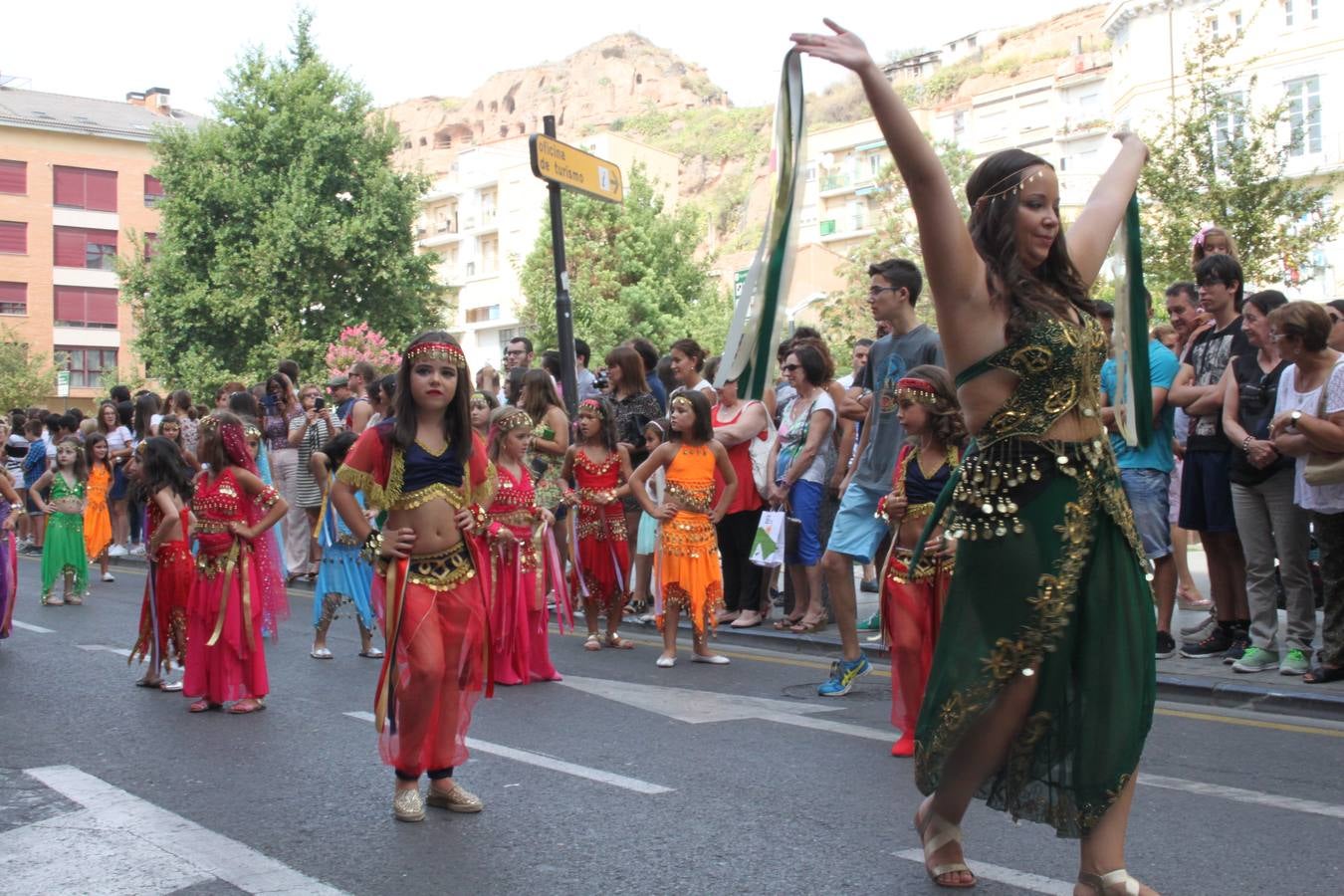 El desfile abrió el Mercado del Kan de Vico