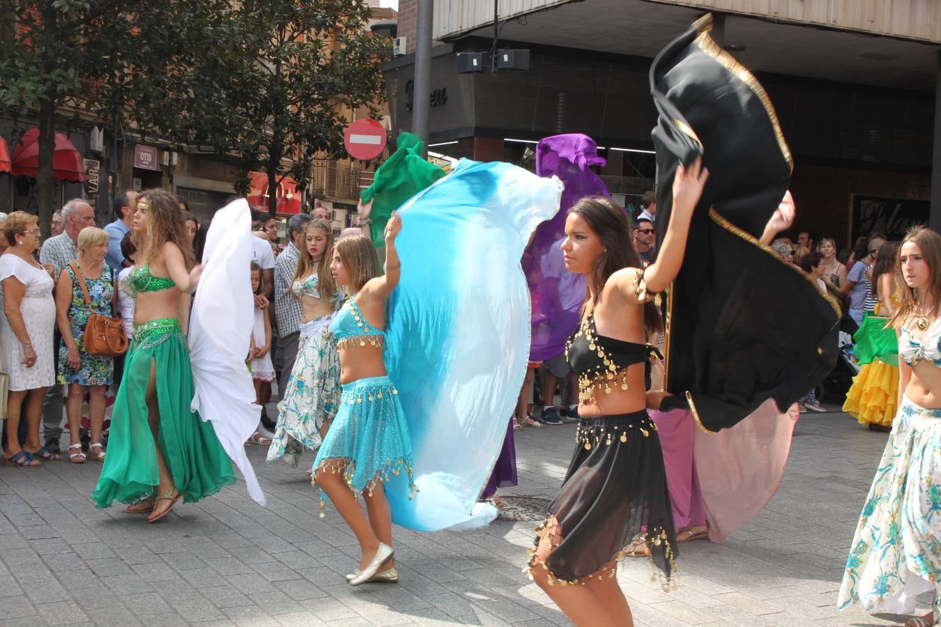 El desfile abrió el Mercado del Kan de Vico