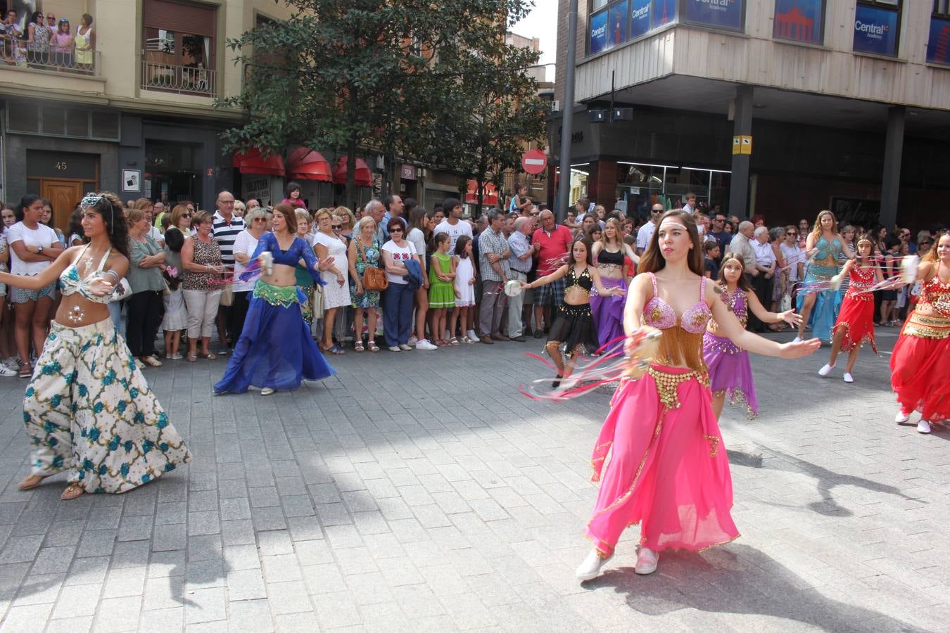 El desfile abrió el Mercado del Kan de Vico