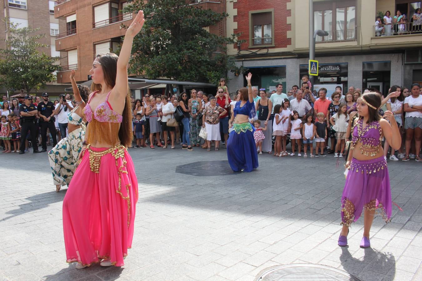 El desfile abrió el Mercado del Kan de Vico