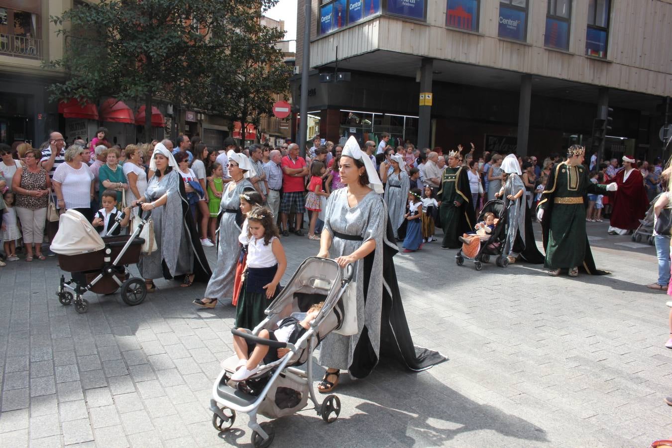 El desfile abrió el Mercado del Kan de Vico