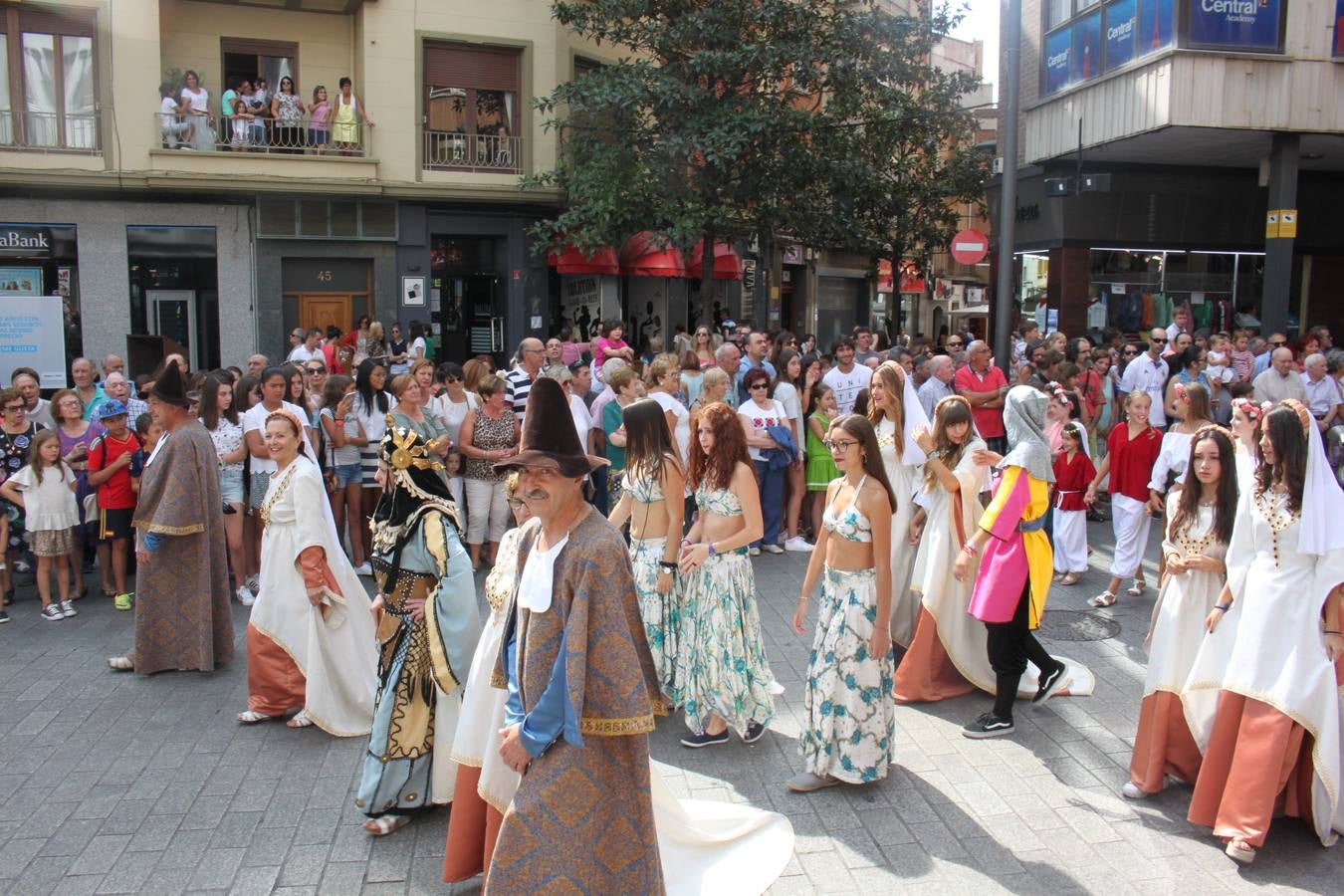 El desfile abrió el Mercado del Kan de Vico