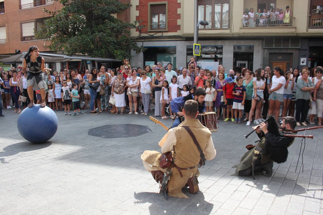 El desfile abrió el Mercado del Kan de Vico