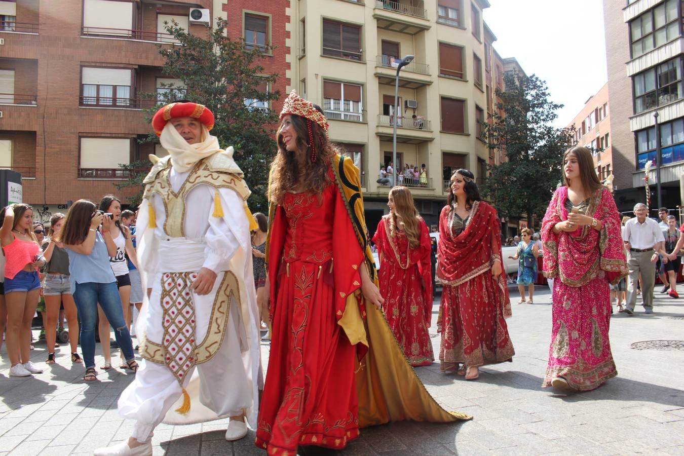 El desfile abrió el Mercado del Kan de Vico